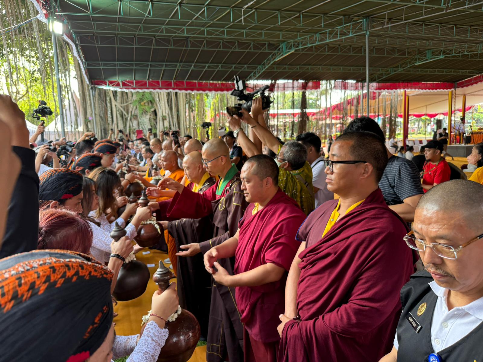 AIR BERKAH DI MENDUT (2)