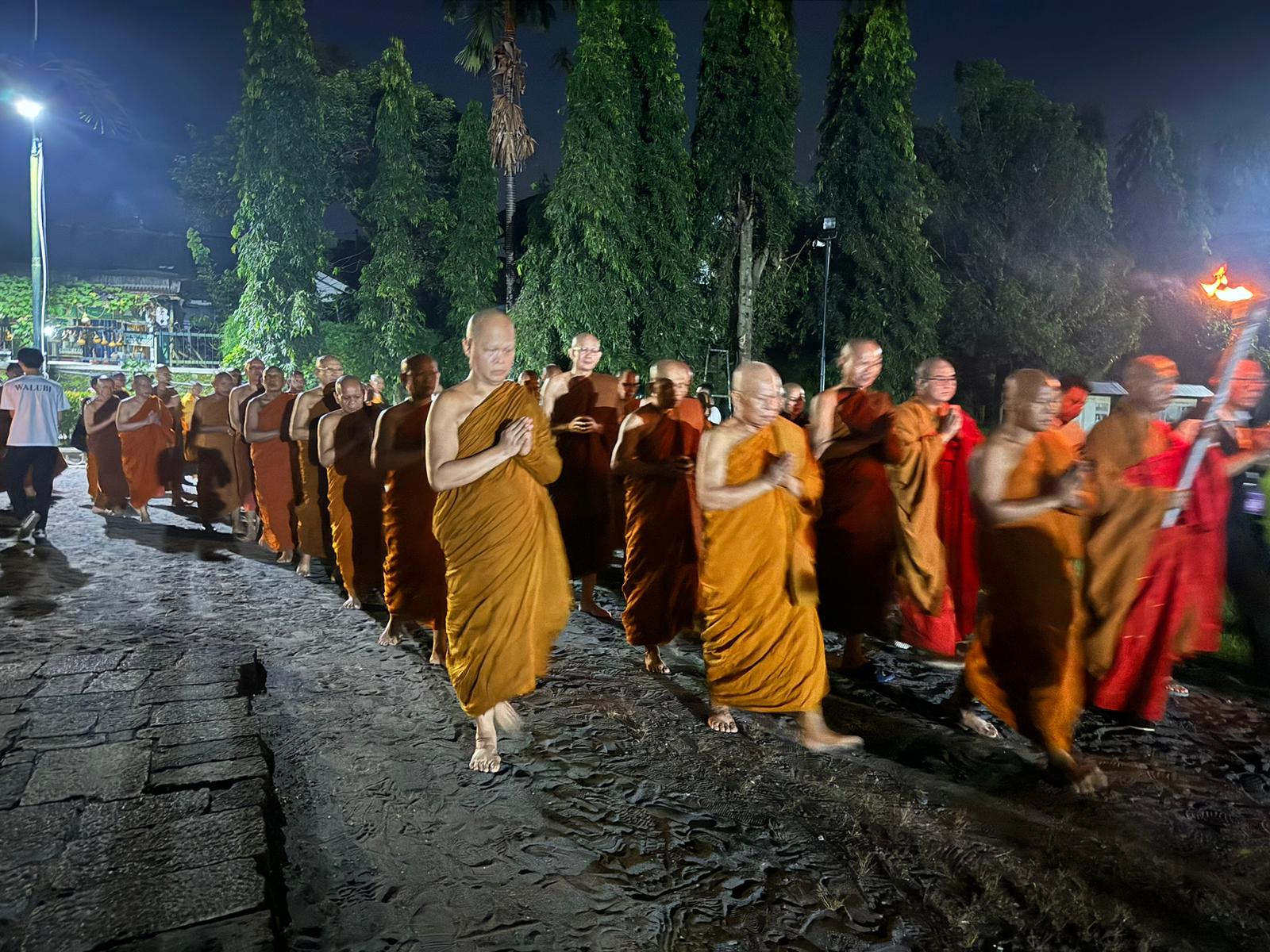 PRADAKSINA MENDUT (6)